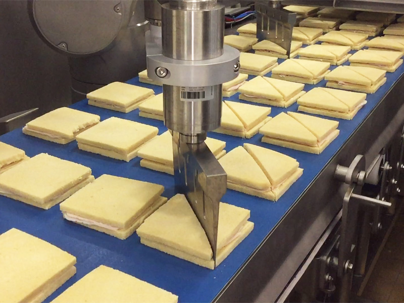 Cutting robot for sandwiches