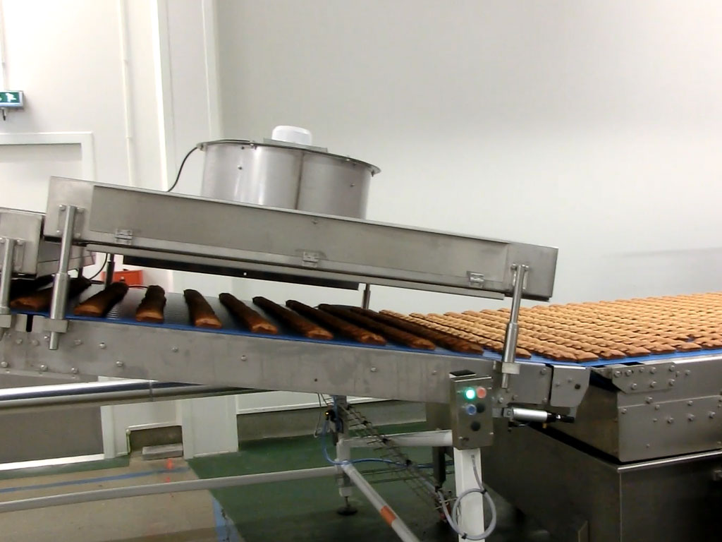 Cooling conveyor